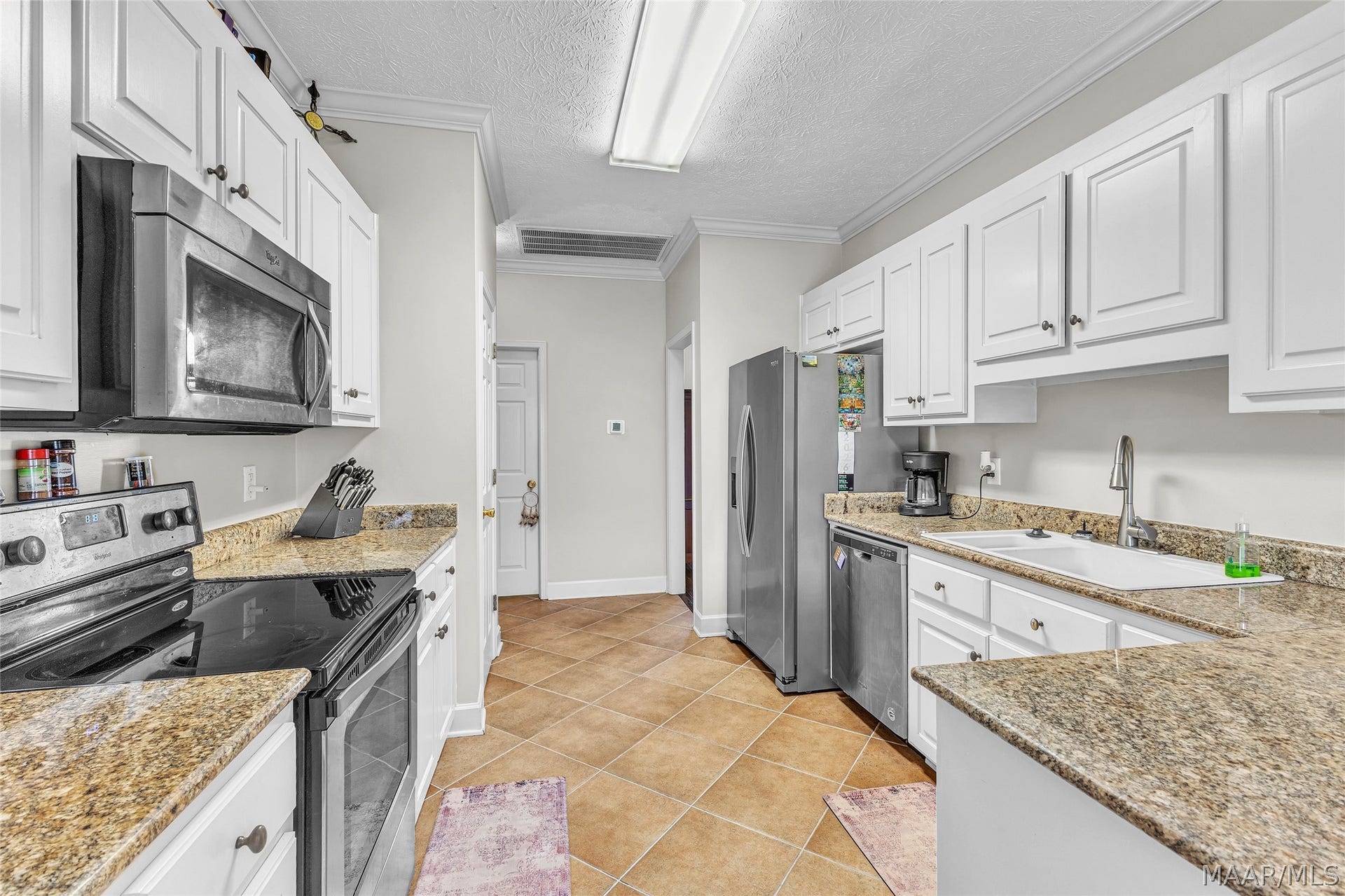 586 INGLESIDE Way, Pike Road, AL 36064 Lateral view of kitchen