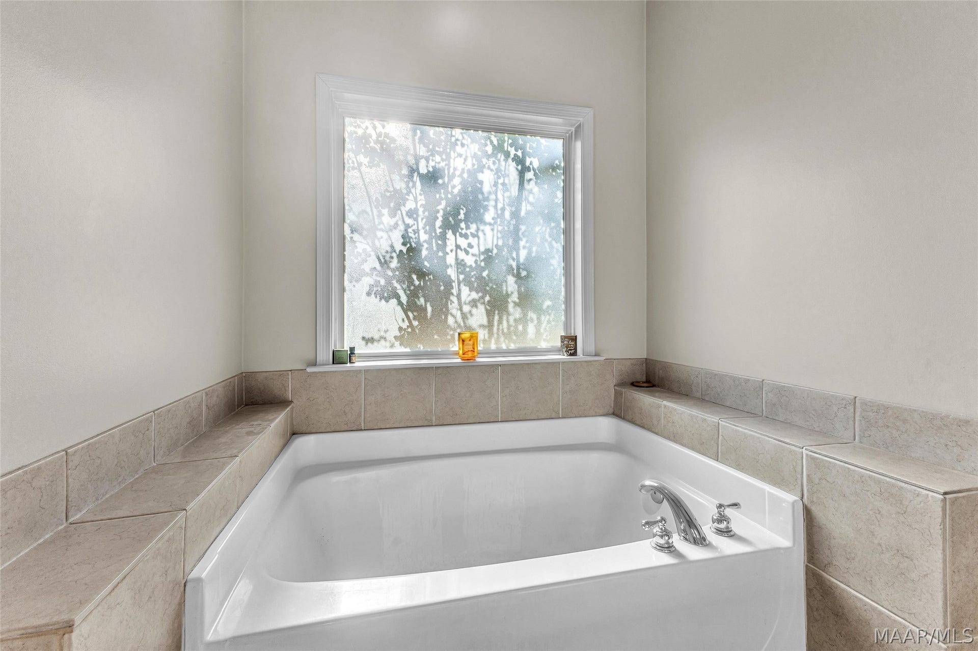 586 INGLESIDE Way, Pike Road, AL 36064 Master bathroom bathtub