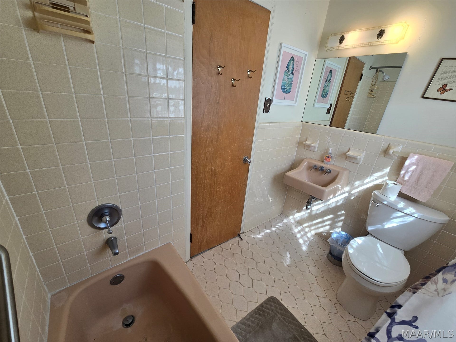 Upstairs Full Bathroom