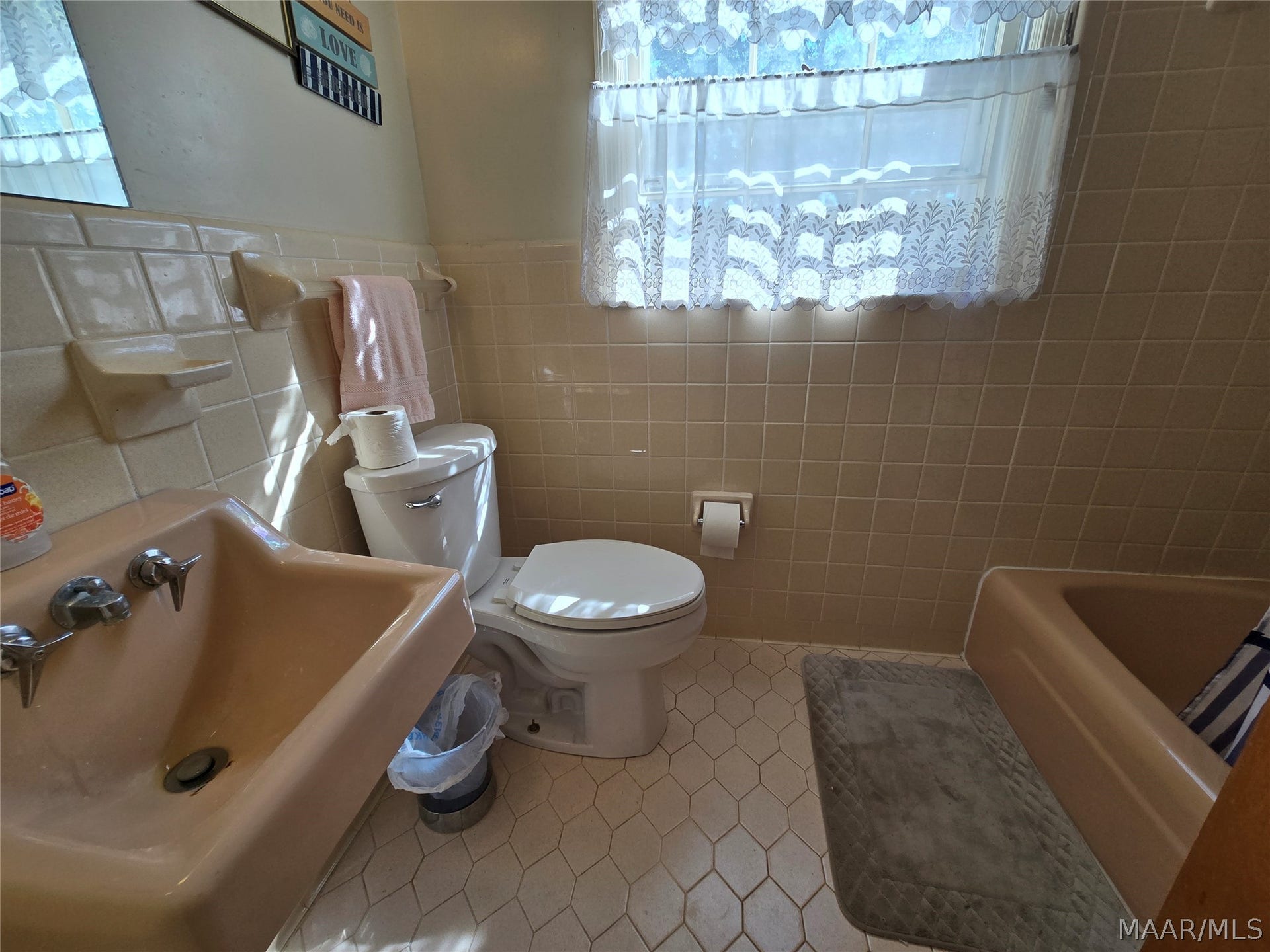 Upstairs Full Bathroom