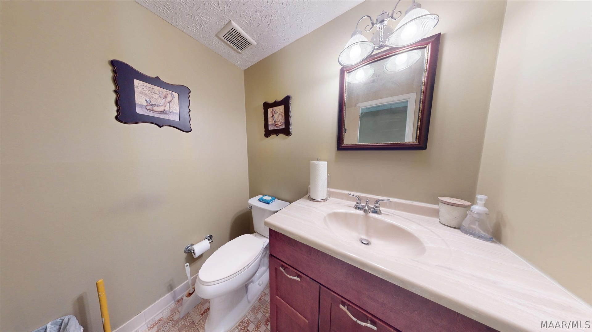 Suite C & E - Bathroom 1