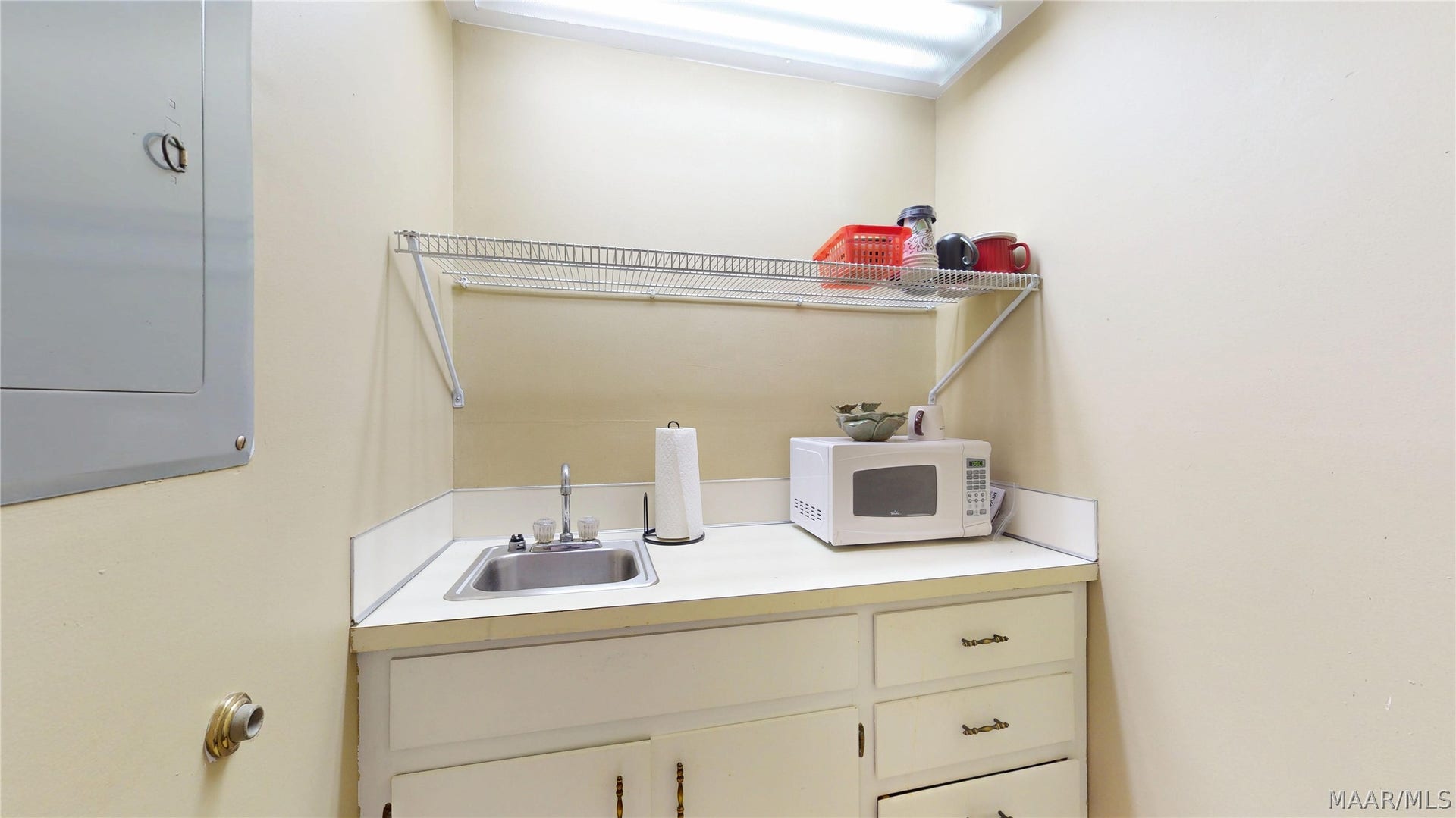 Suite B - Kitchenette