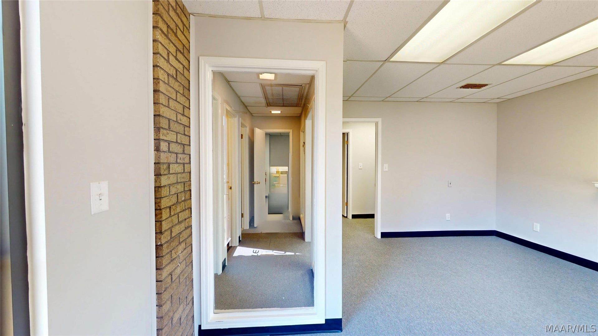 Suite D -Lobby and hall for bathrooms