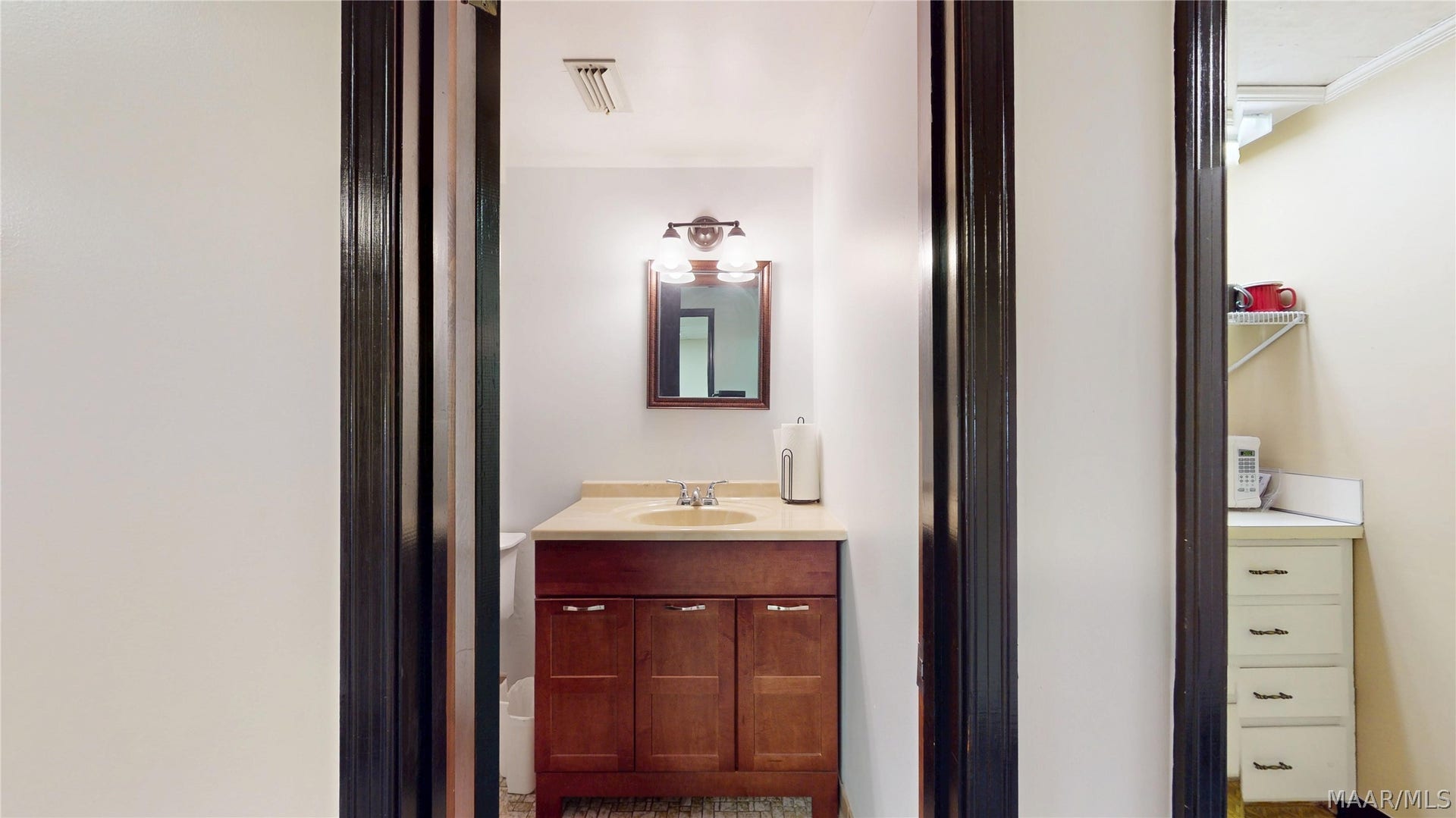 Suite B - Bathroom 1