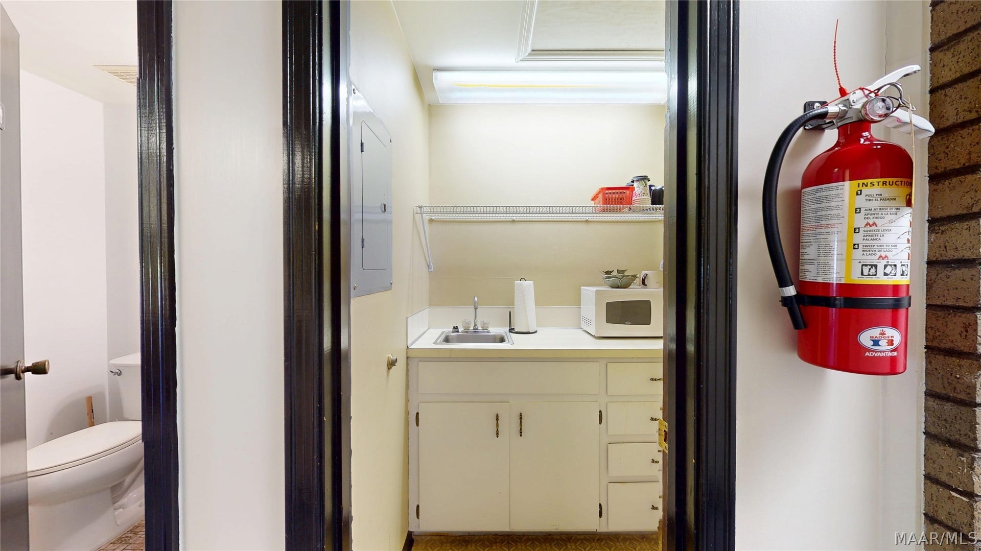 Suite B - Kitchenette