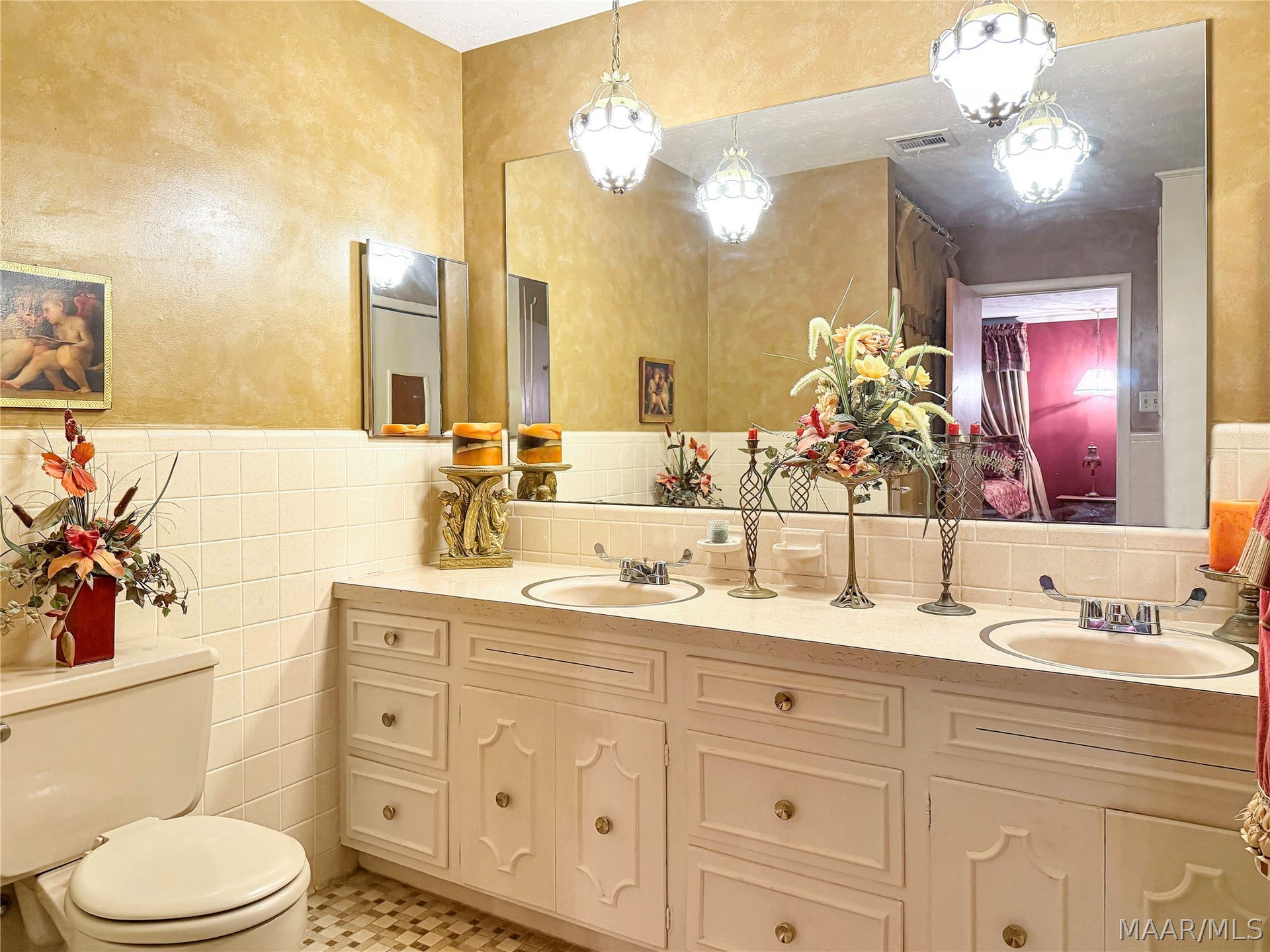 601 Camellia Drive, Tallassee, AL 36078 Main suite bathroom