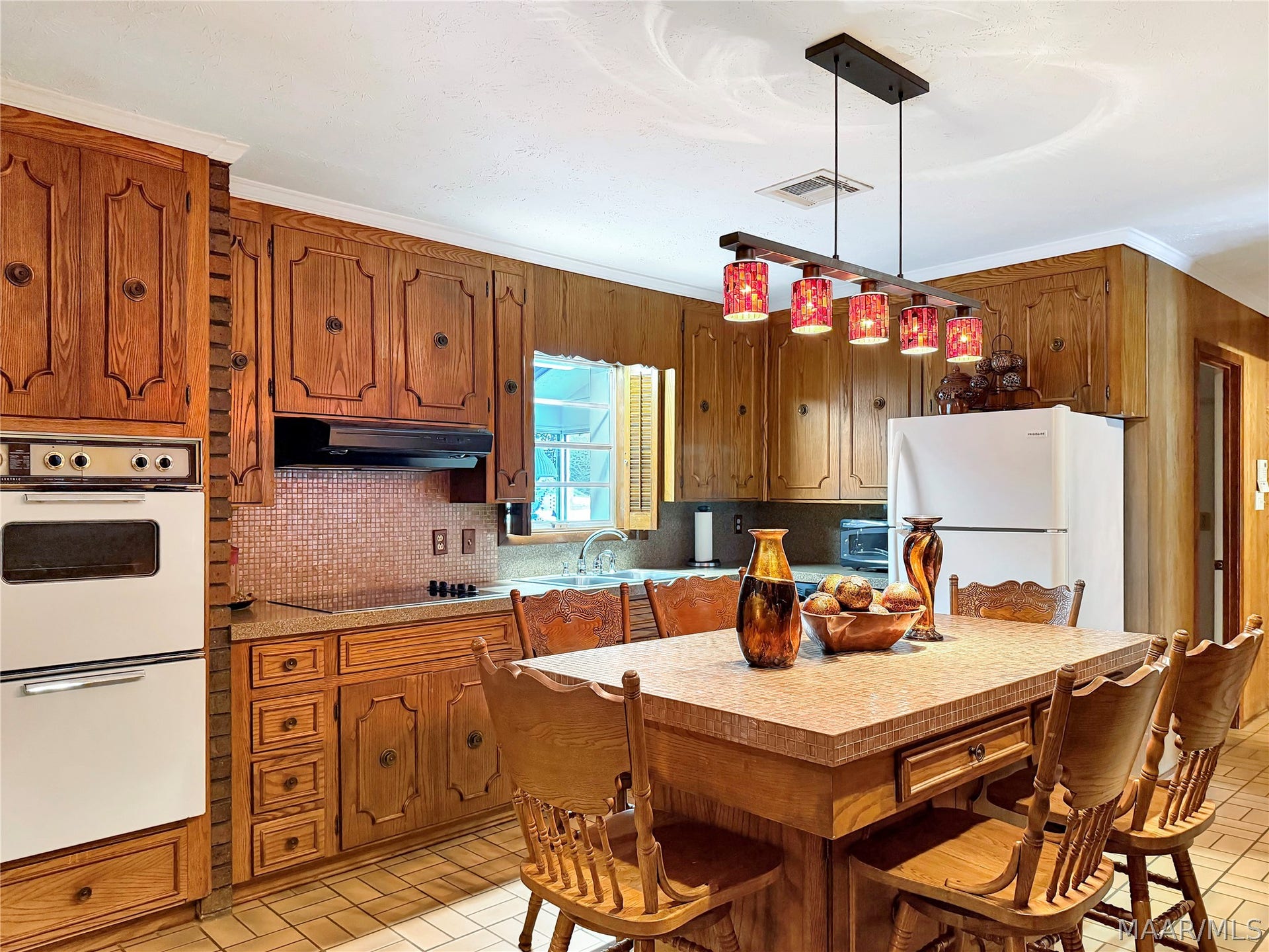 601 Camellia Drive, Tallassee, AL 36078 Lots of counter space