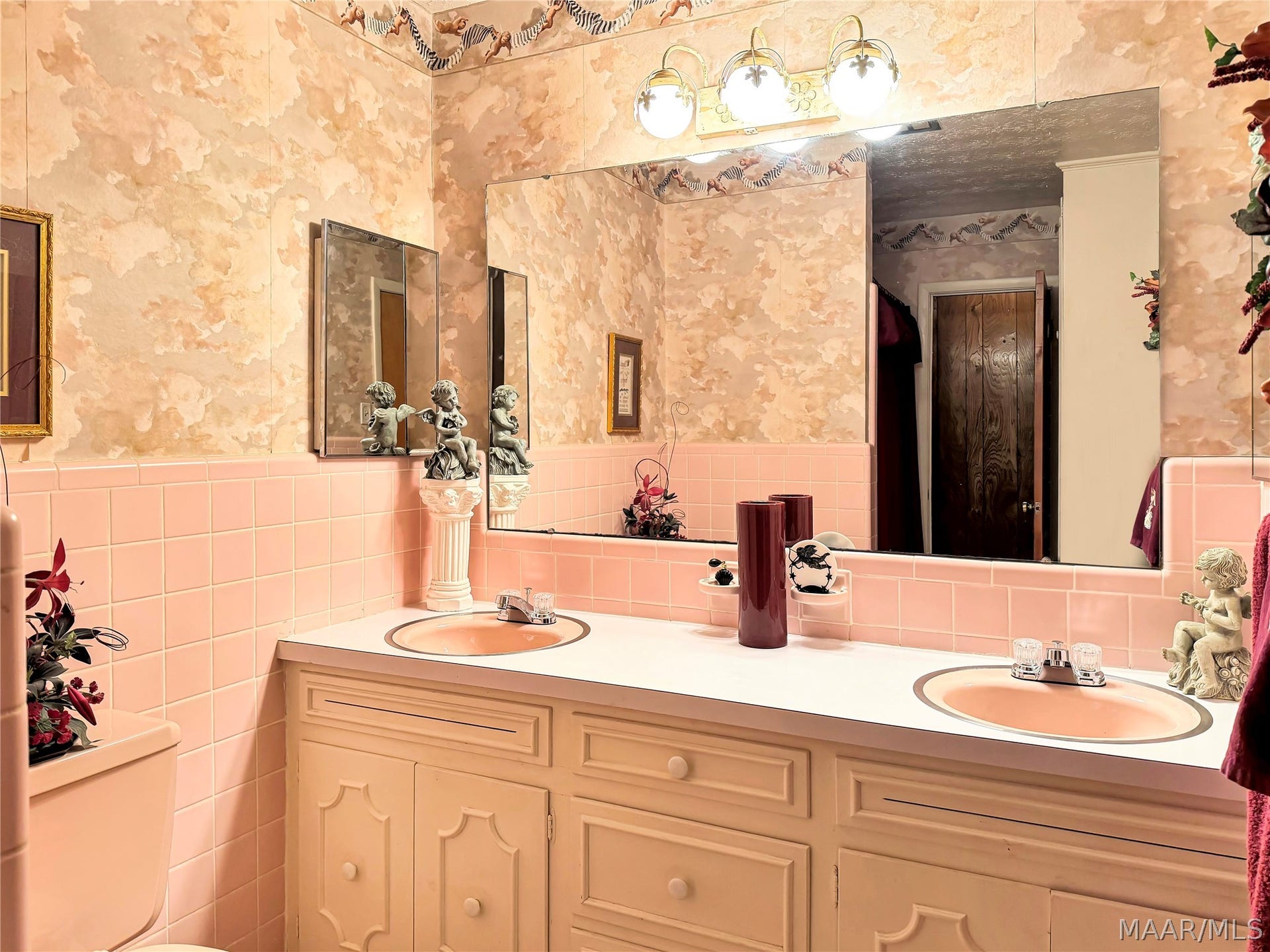 601 Camellia Drive, Tallassee, AL 36078 Guest Bathroom.