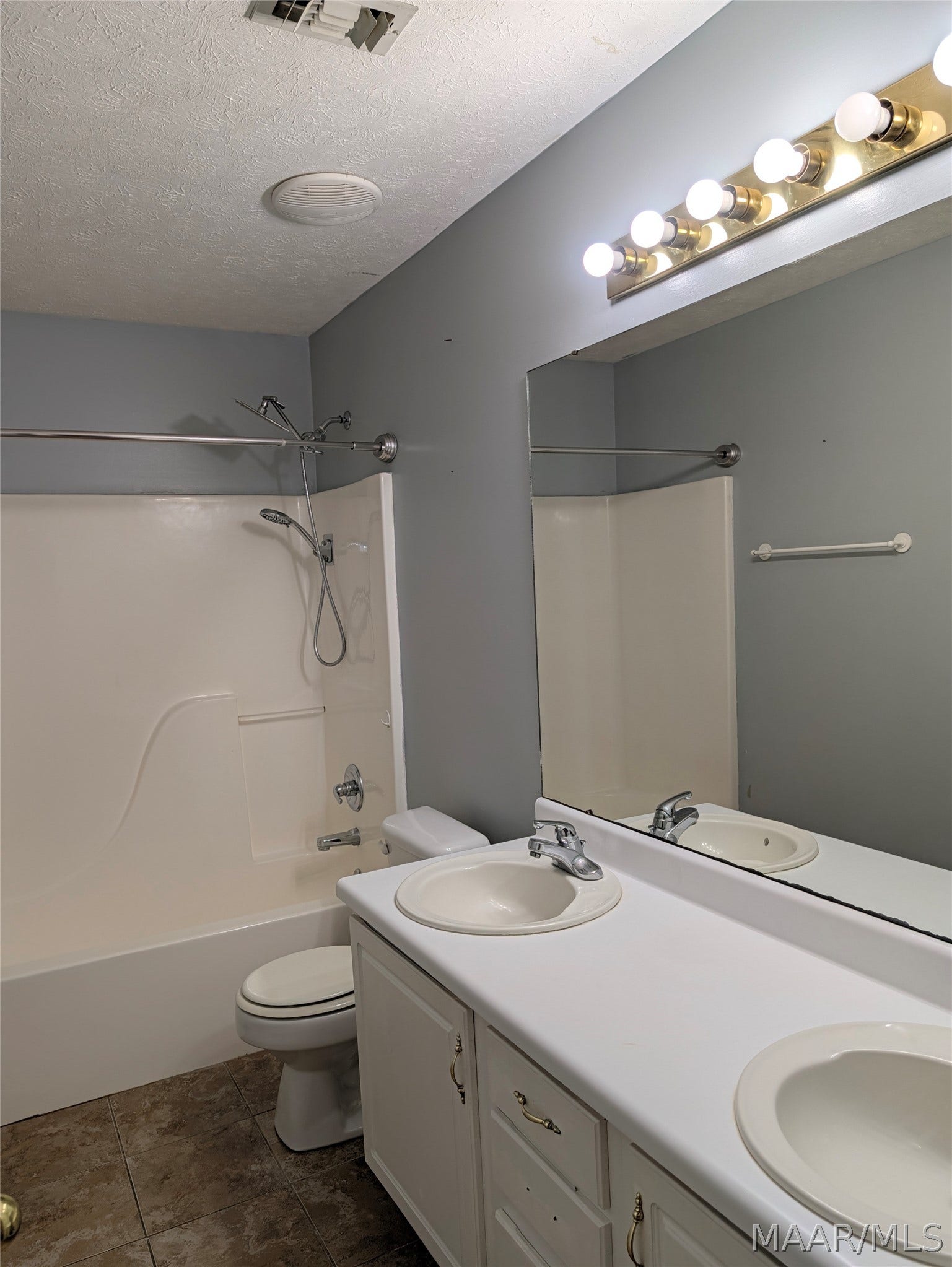 52 Hidden Valley Road, Deatsville, AL 36022 Hll bath