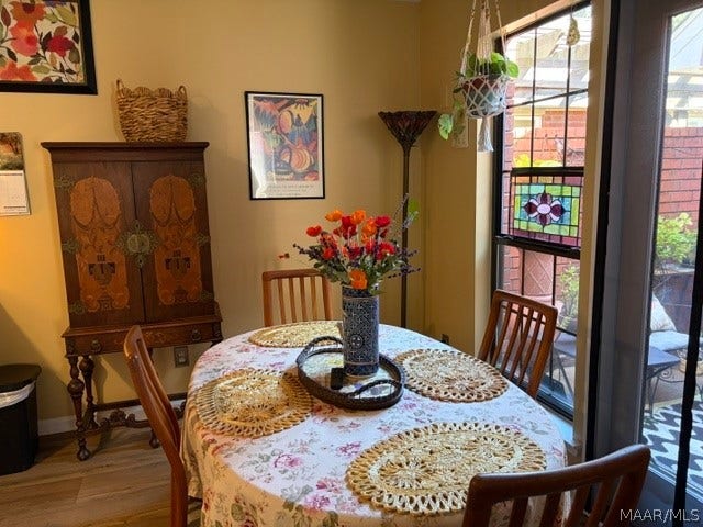 BREAKFAST/DINING