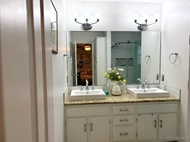 MASTER BATHROOM
DOUBLE SINKS