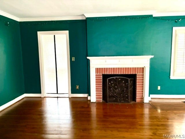 LIVING ROOM W/FIREPLACE