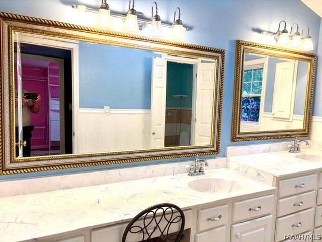 LARGE MASTER BATH
DOUBLE SINKS