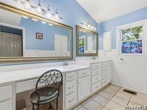 LARGE MASTER BATH
DOUBLE SINKS