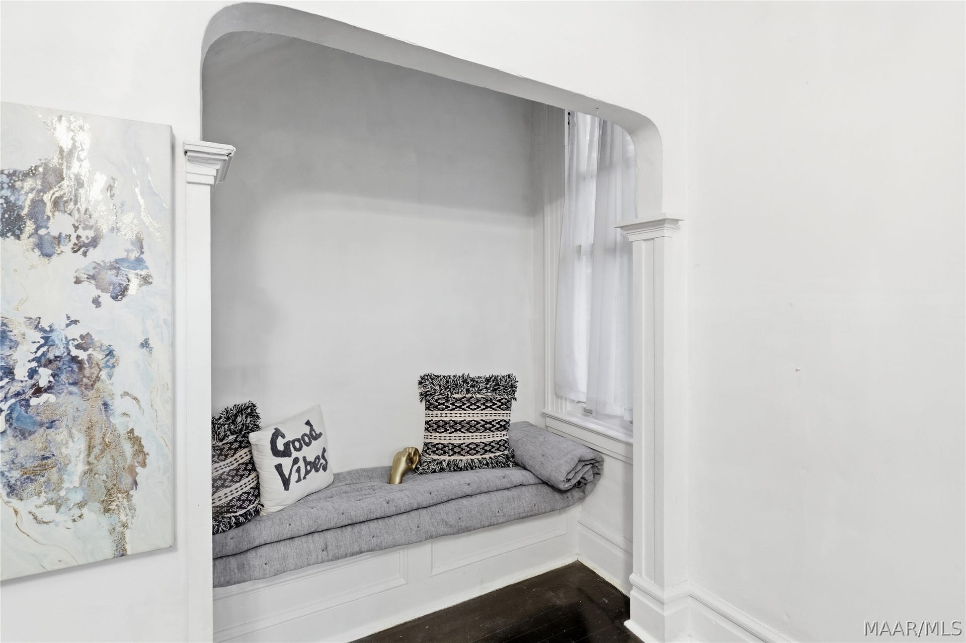 264 E Fairview Avenue, Montgomery, AL 36105 Curl Up with a Blanket and a good book