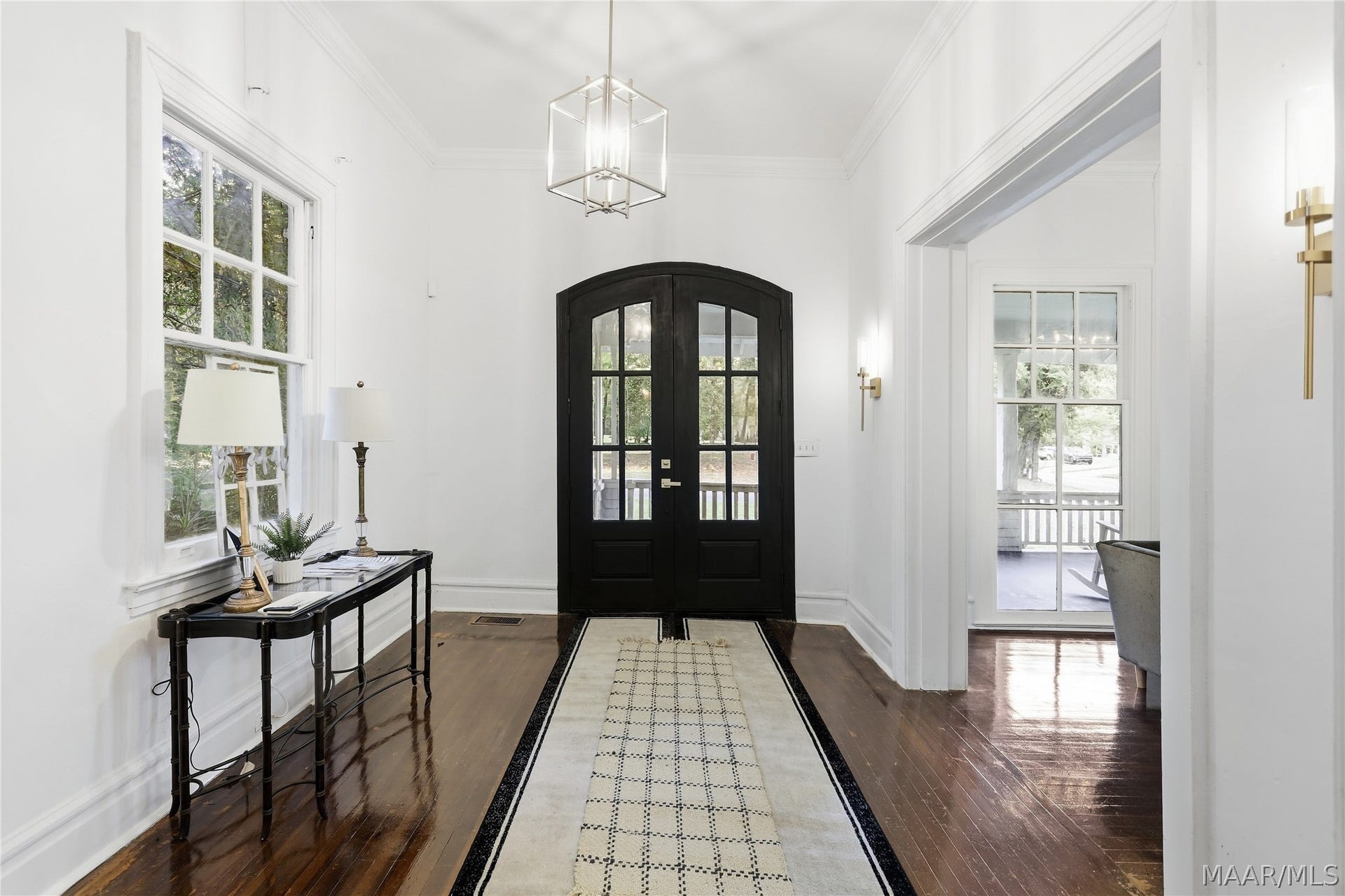 264 E Fairview Avenue, Montgomery, AL 36105 Greet Your Guest in this Grand Foyer!