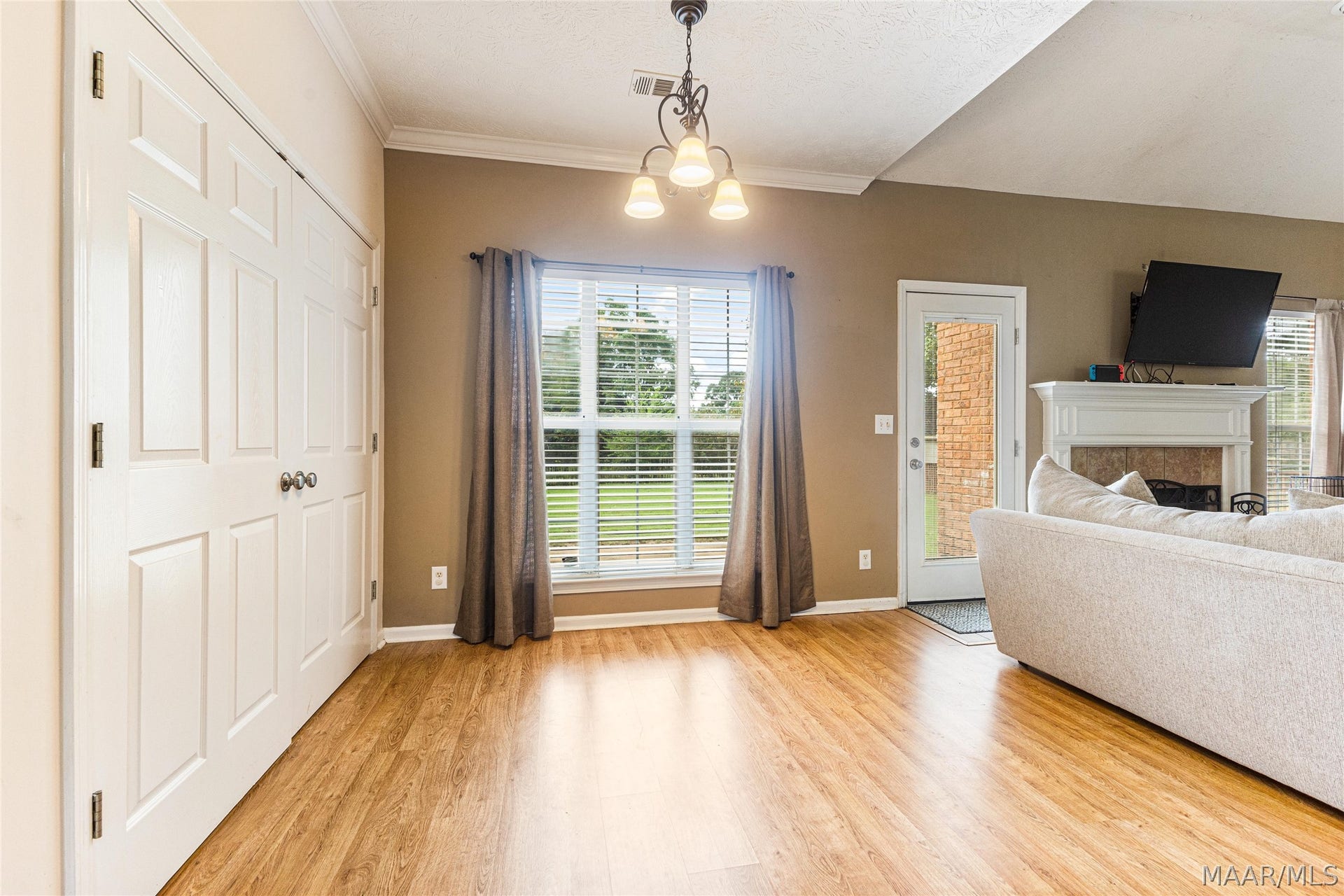 168 Poplar Grove Drive, Wetumpka, AL 36093 Breakfast Nook with large pantry to the left