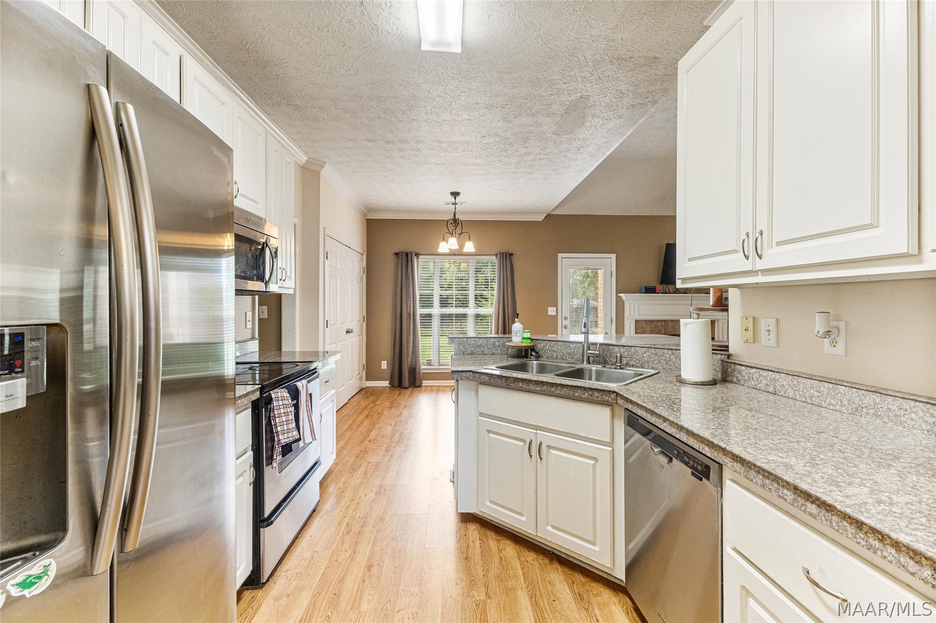 168 Poplar Grove Drive, Wetumpka, AL 36093 Kitchen that looks into the living room and breakfast nook