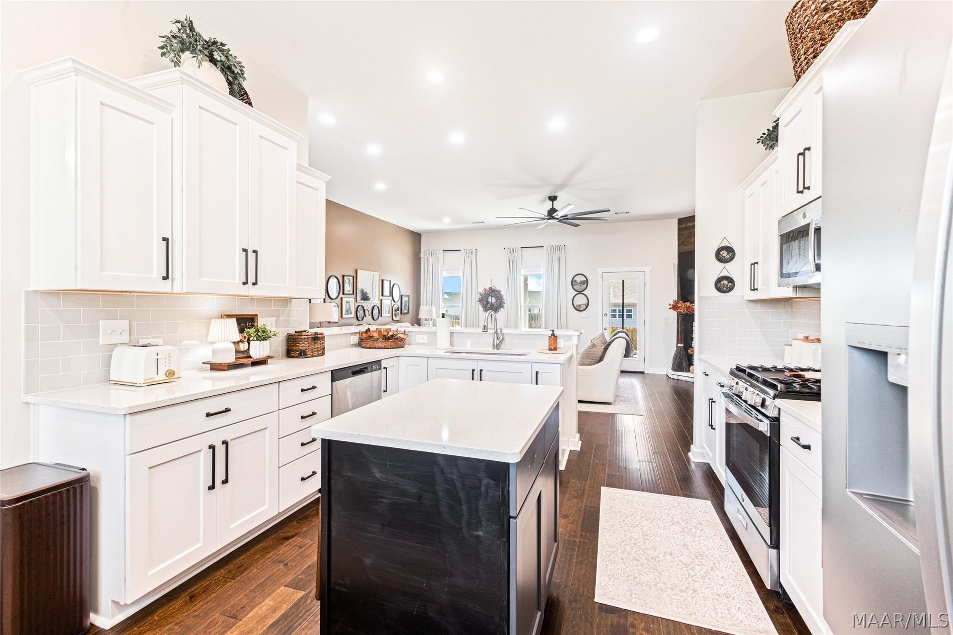 840 Hedgefield Way, Prattville, AL 36066 Gorgeous and functional kitchen