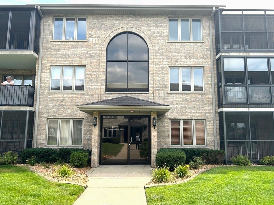 Property photo for 13919 W Leamington Drive, #810, Crestwood, IL