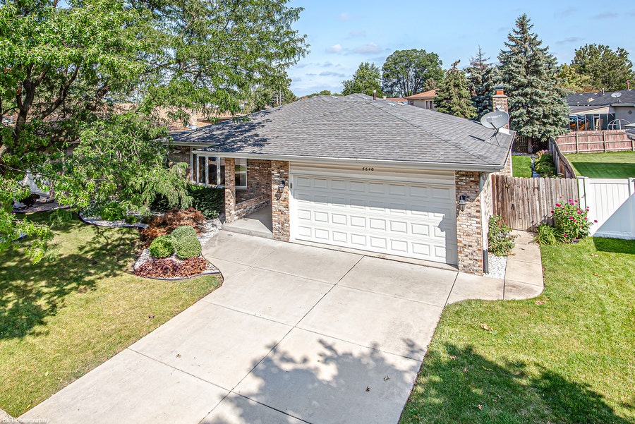 Property photo for 5640 W 81 Place, Burbank, IL