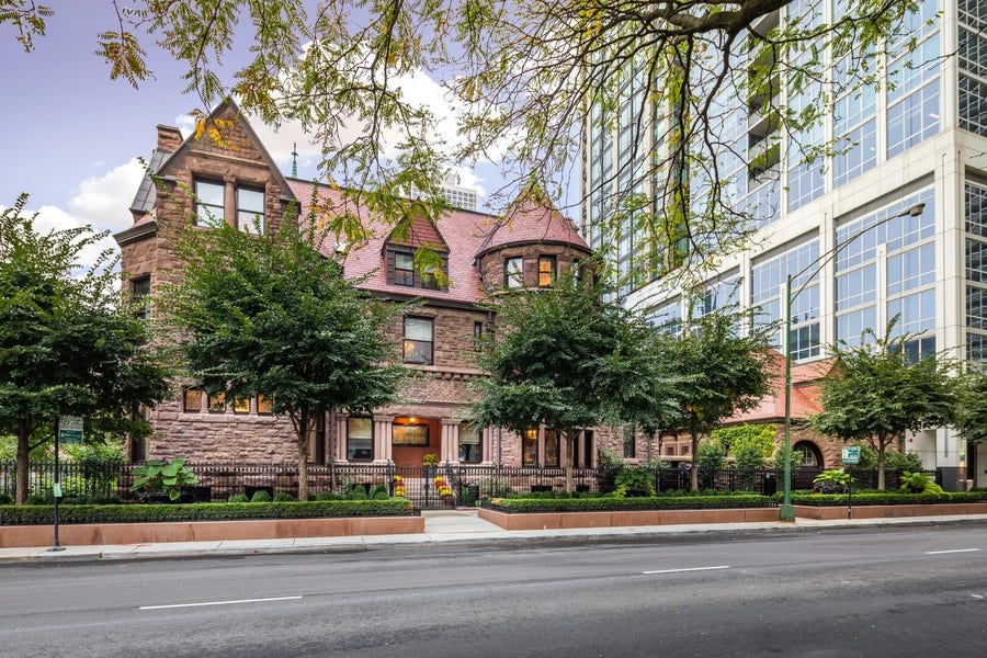 Property photo for 915 N DEARBORN Street, Chicago, IL