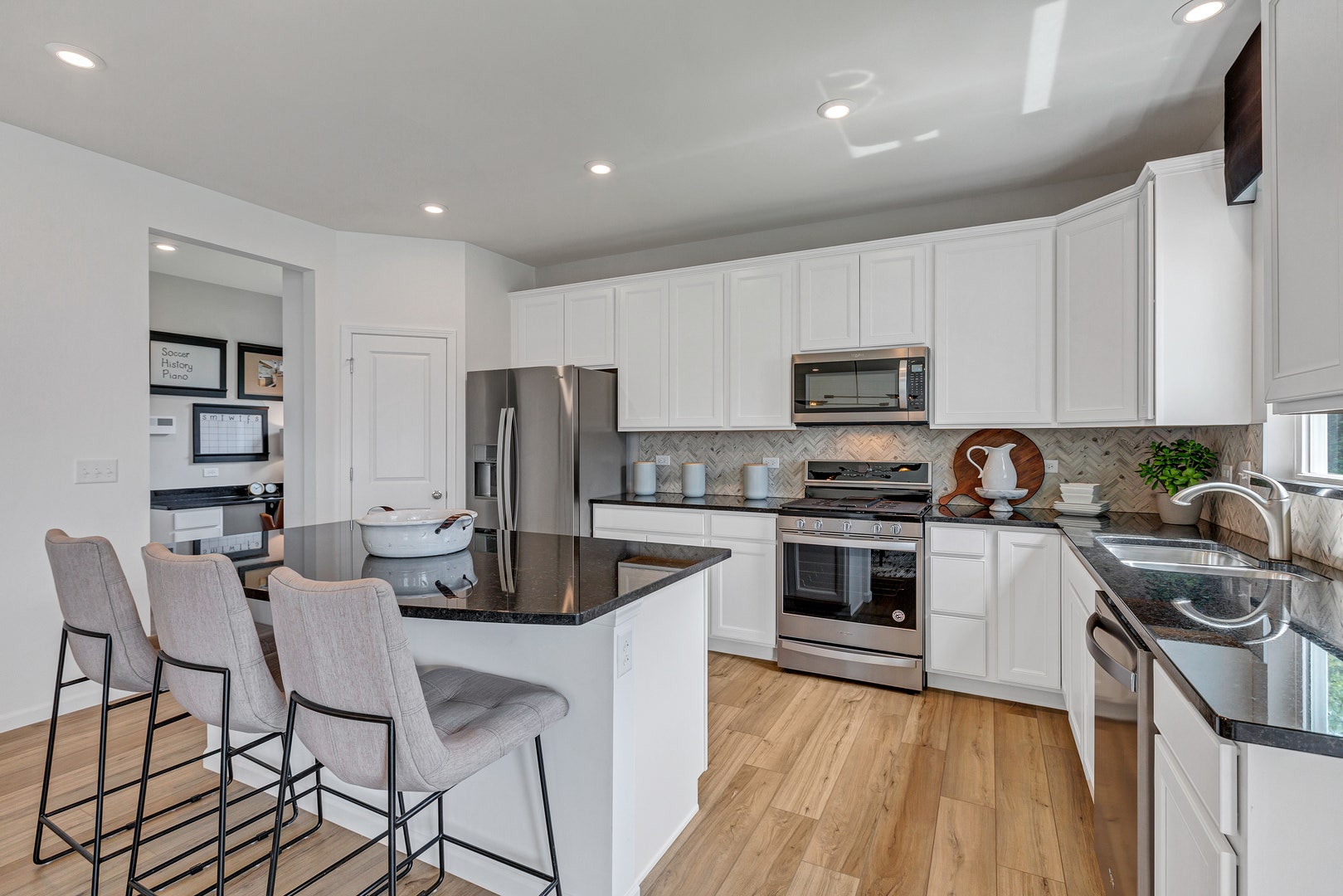 KITCHEN WITH LARGE ISLAND