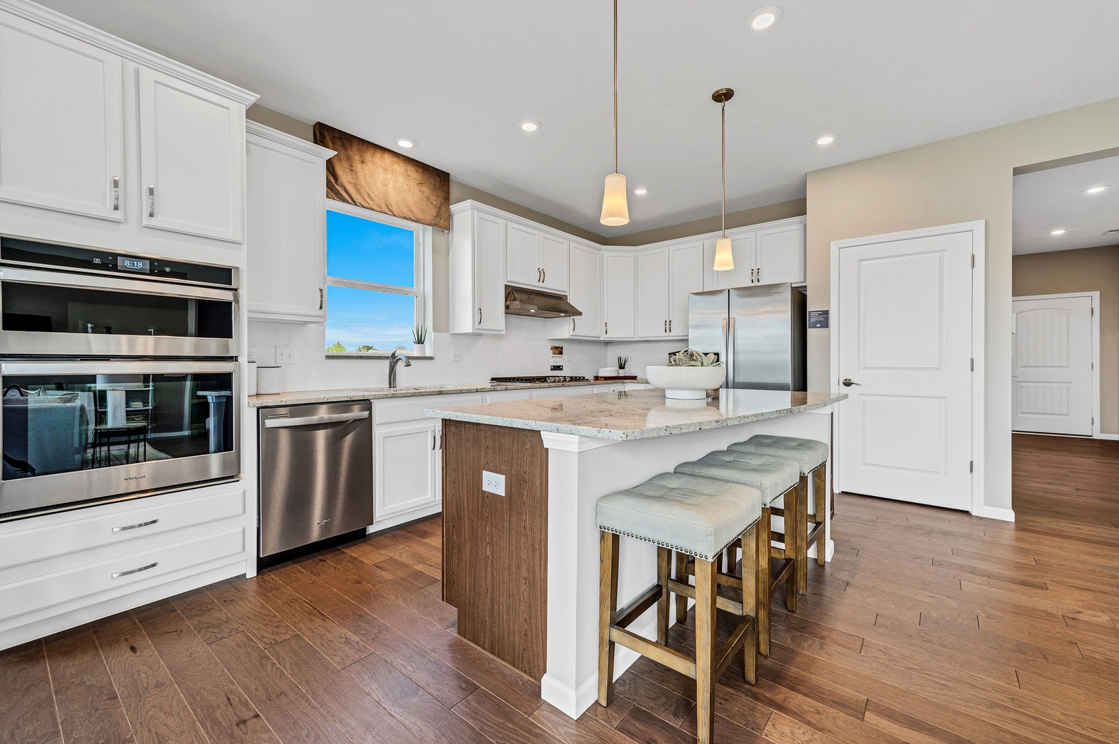 12659 Derry Drive, Lemont, IL 60439 KITCHEN FEATURES A LARGE ISLAND