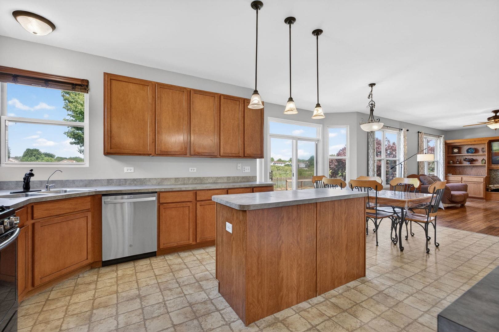 25204 Spring Street, Manhattan, IL 60442 25204 Spring Street, Manhattan, IL 60442