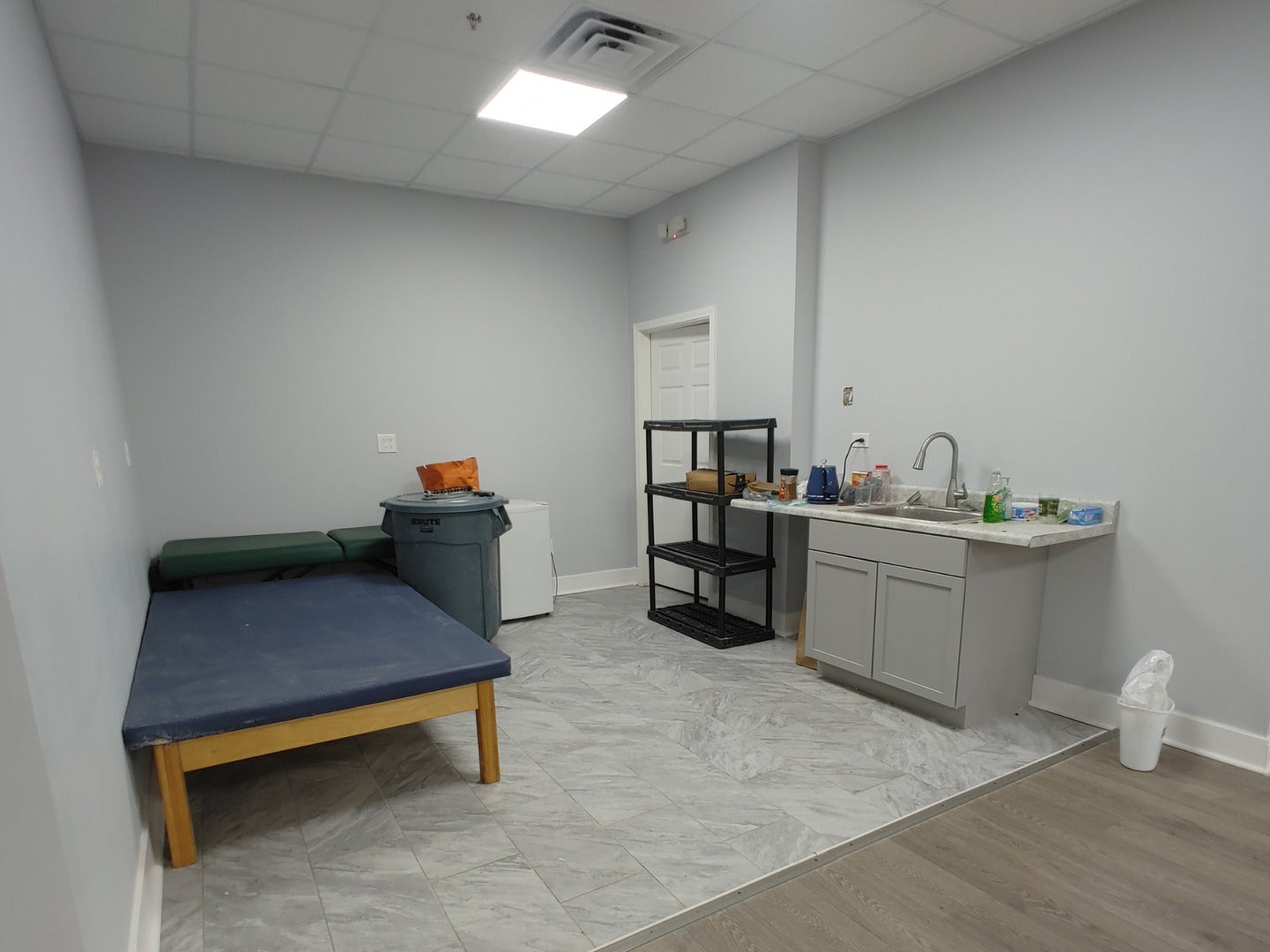 Kitchenette 13' 04" x 11' 10"