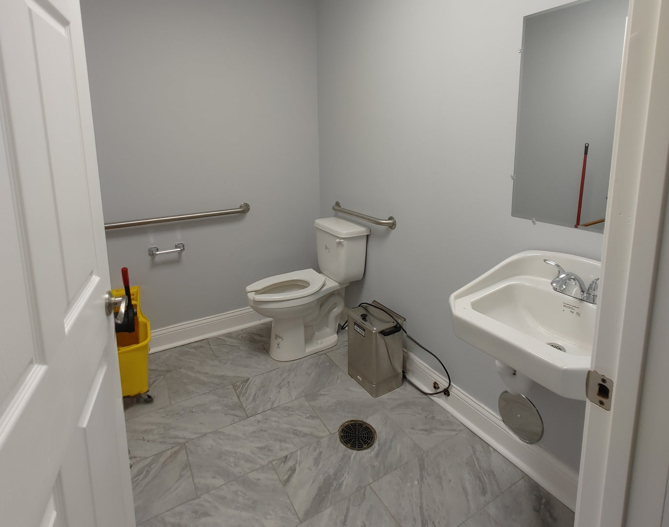 2n Bath (off the Kitchenette)