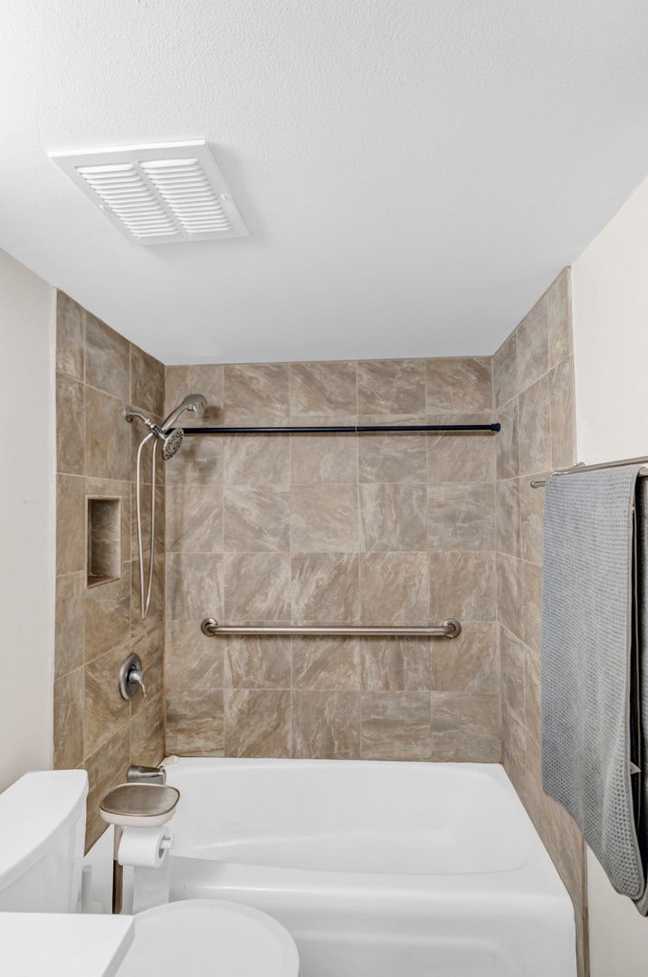 8025 Woodglen Lane, #309, Downers Grove, IL 60516 8025 Woodglen Lane, #309, Downers Grove, IL 60516