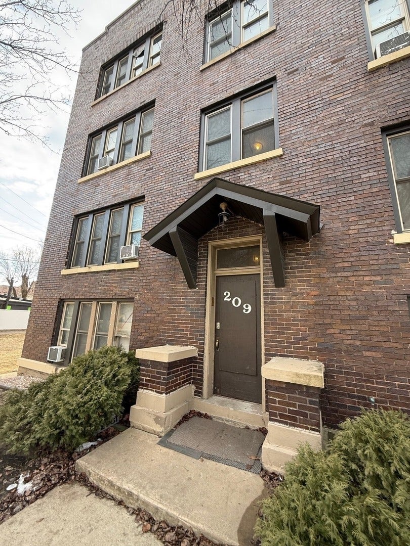 209 N Center Street, Joliet, IL 60435 209 N Center Street, Joliet, IL 60435