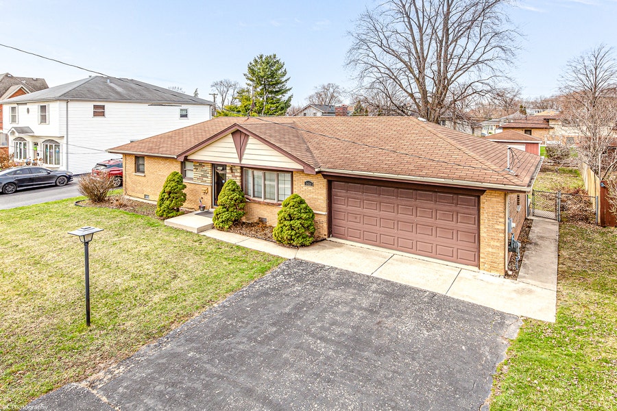 Property photo for 8420 S New England Avenue, Burbank, IL