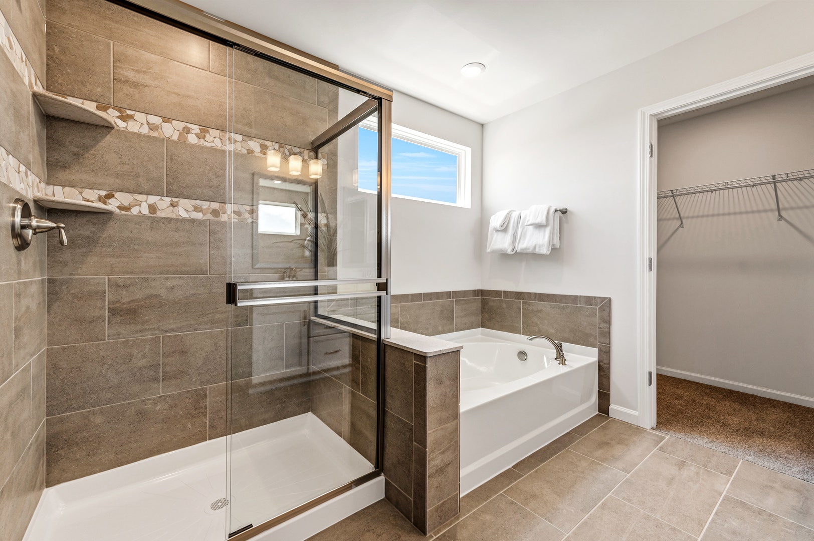 Bolingbrook, IL 60490 CONTINENTAL MODEL HOME PRIMARY BATH SHOWER AND TUB