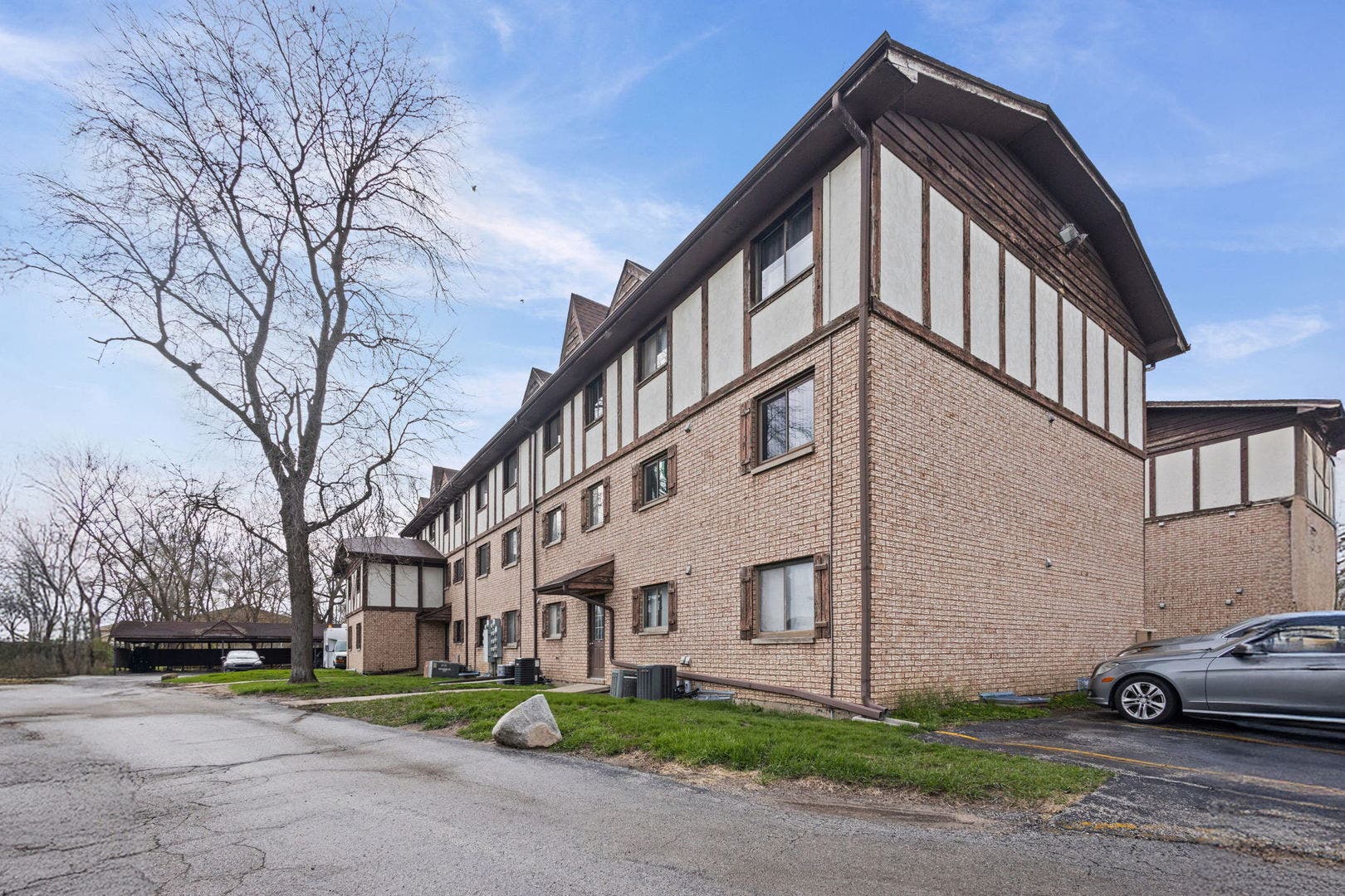 2815 Glenwood Lansing Road, #205, Lynwood, IL 60411 2815 Glenwood Lansing Road, #205, Lynwood, IL 60411