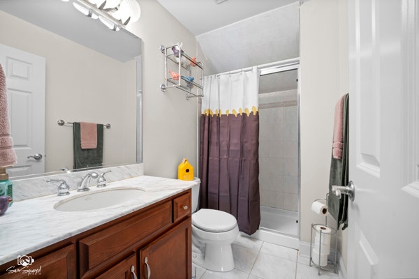 Full bath in  upstairs 3rd bedroom