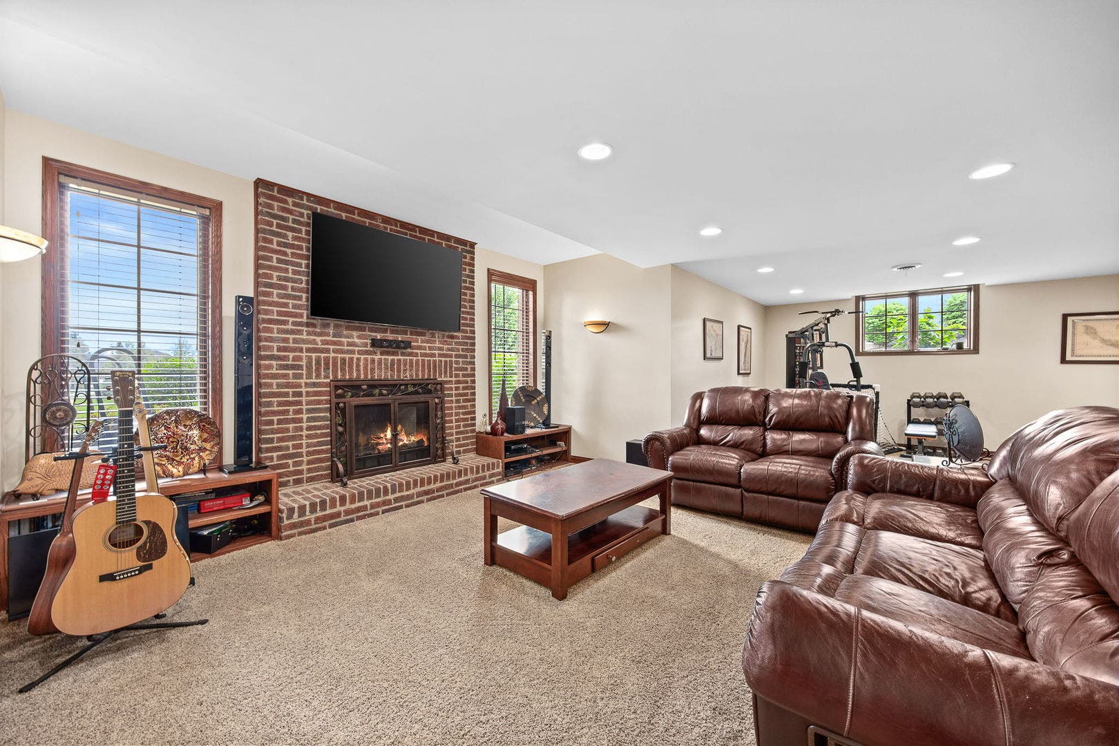 1045 Hilltop Drive, Lemont, IL 60439 1045 Hilltop Drive, Lemont, IL 60439