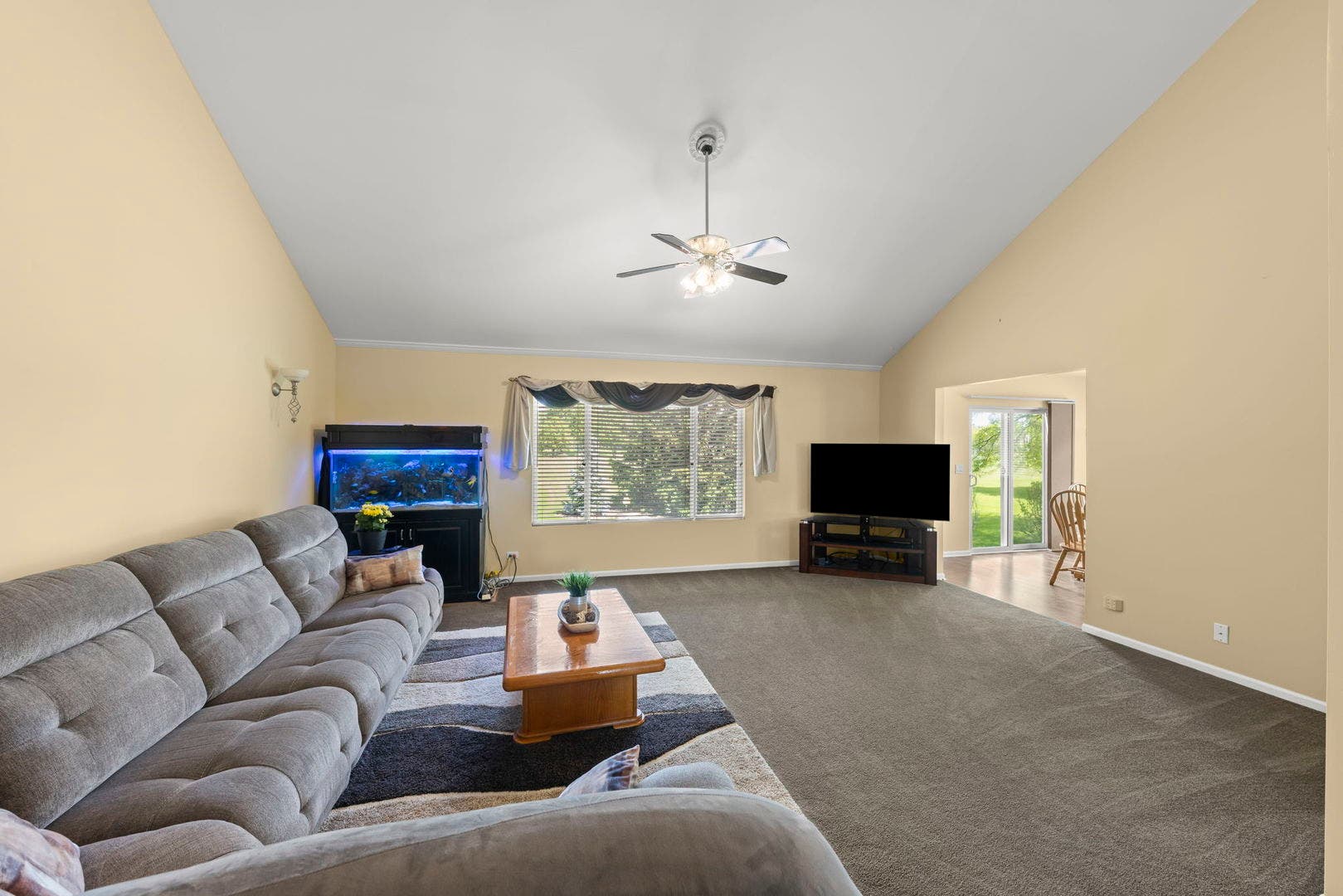OPEN GREAT RM WITH VAULTED CEILINGS