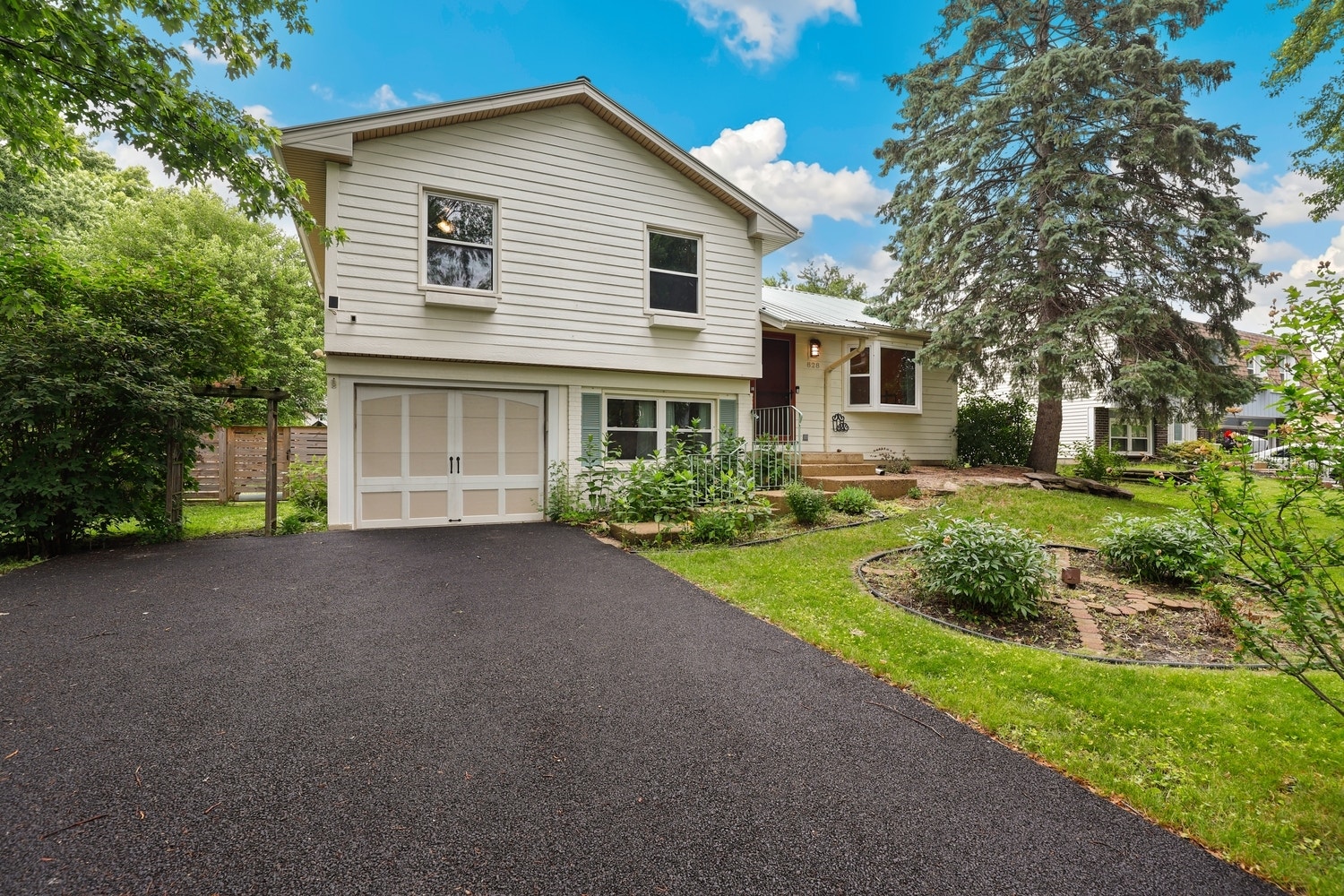 828 Tamms Lane, Bolingbrook, IL 60440