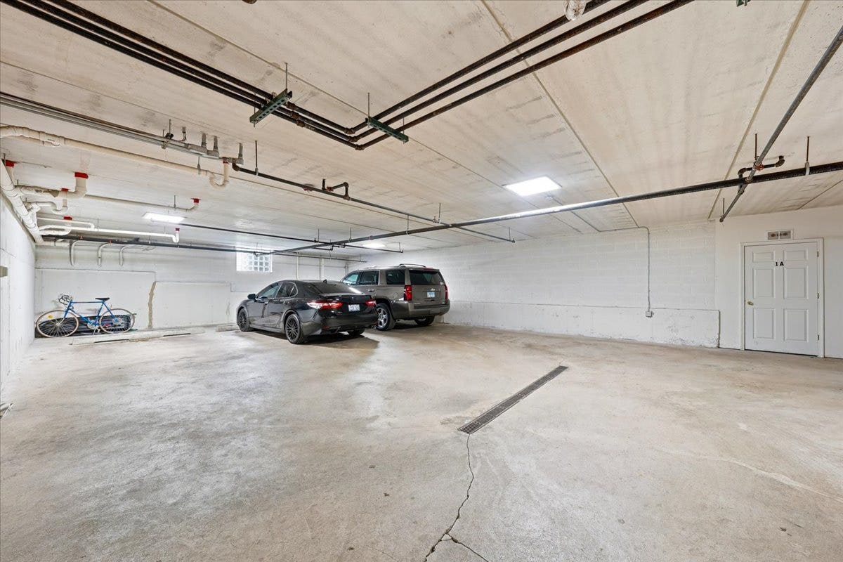 18550 Pine Lake Drive, #1a, Tinley Park, IL 60477