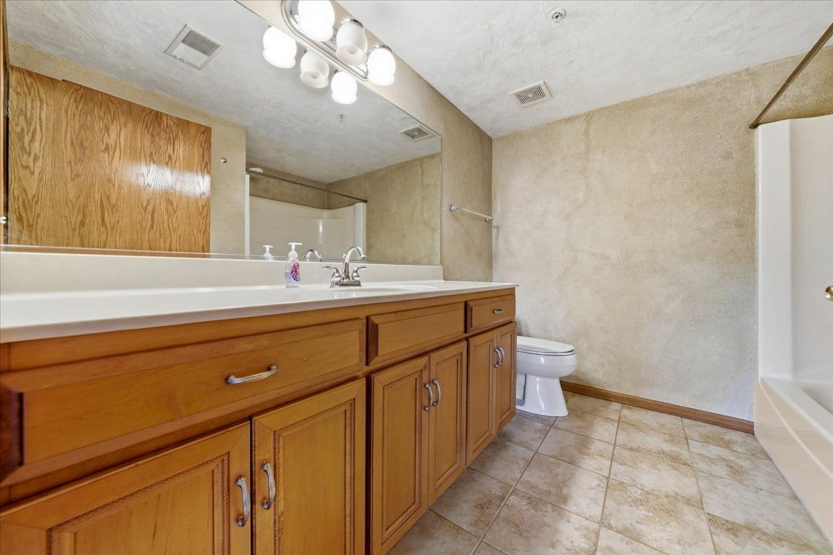 18550 Pine Lake Drive, #1a, Tinley Park, IL 60477