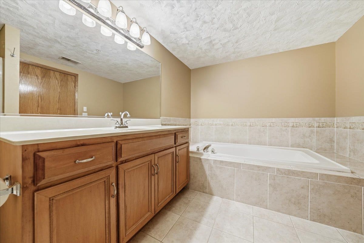 18550 Pine Lake Drive, #1a, Tinley Park, IL 60477