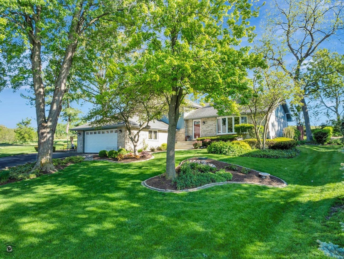 15903 W Shady Lane, Homer Glen, IL 60491 BEAUTIFULLY LANDSCAPED