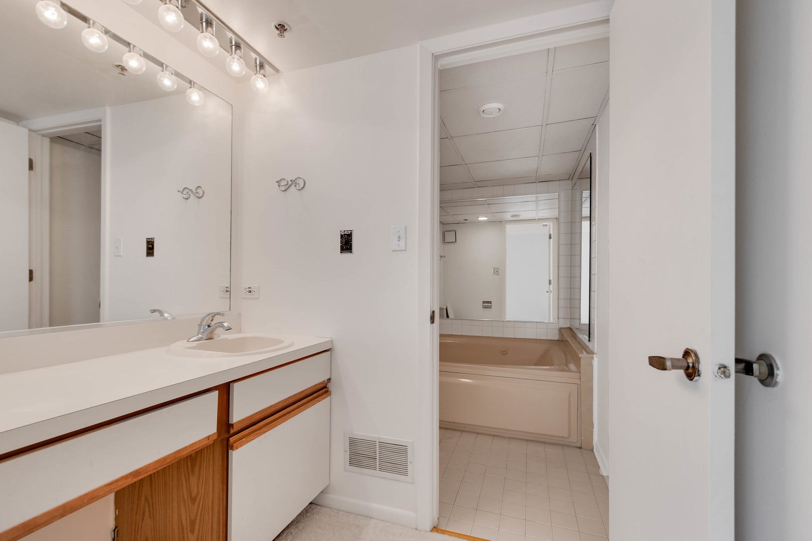 5960 Lake Bluff Drive, #302, Tinley Park, IL 60477 5960 Lake Bluff Drive, #302, Tinley Park, IL 60477