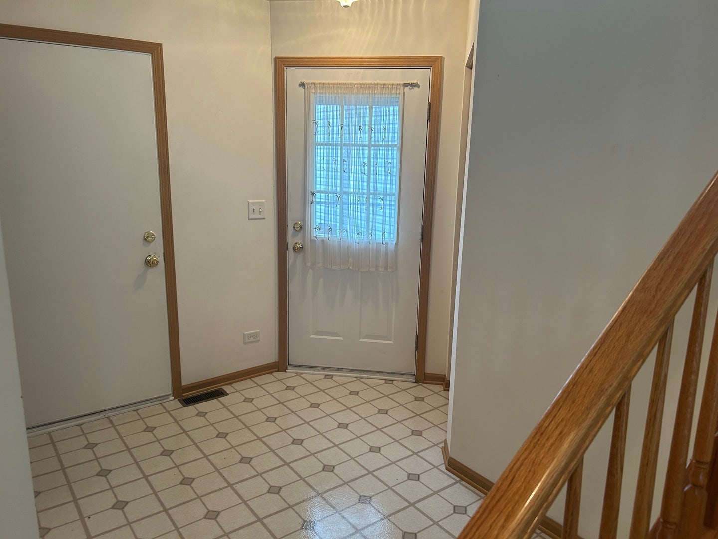 2482 Stoughton Circle, Aurora, IL 60502 The front Foyer welcomes your guests and you into