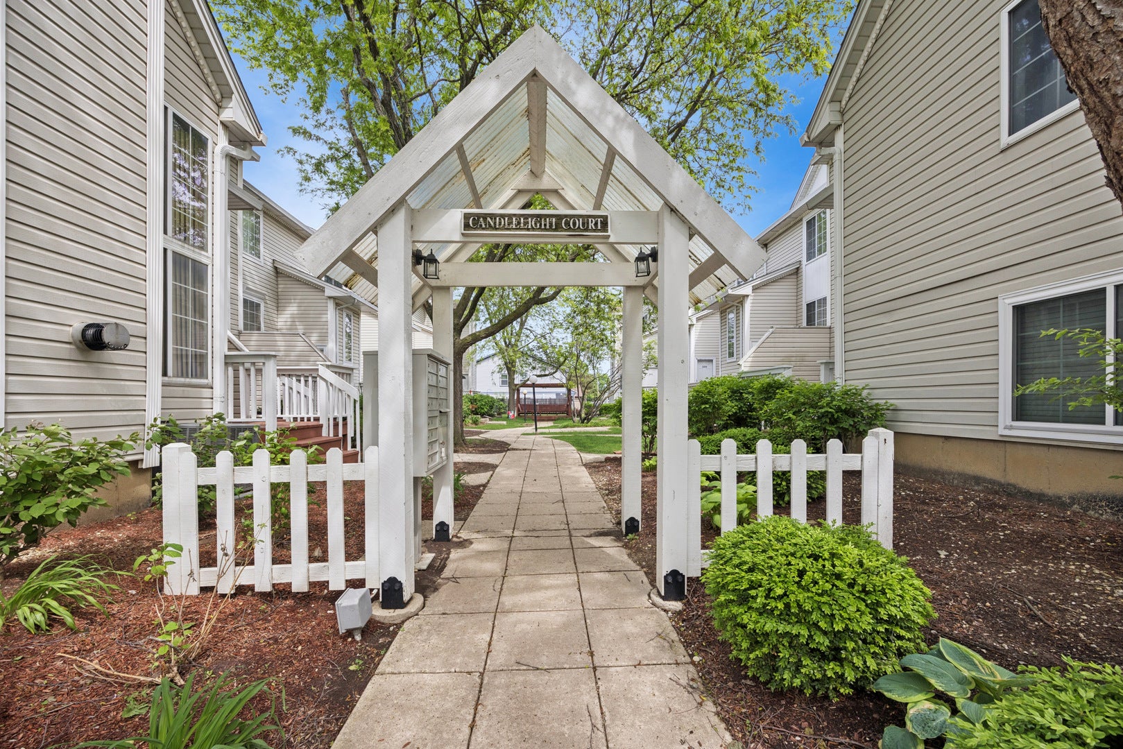 Front Courtyard to Home