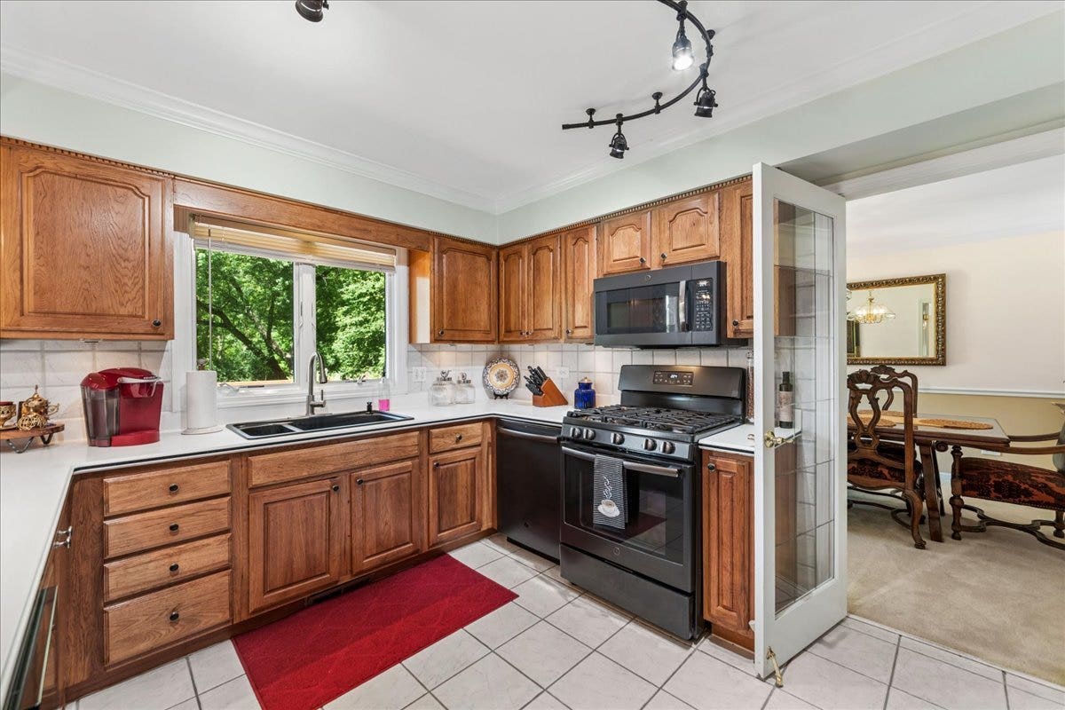 2244 Country Knoll Lane, Elgin, IL 60123 2244 Country Knoll Lane, Elgin, IL 60123