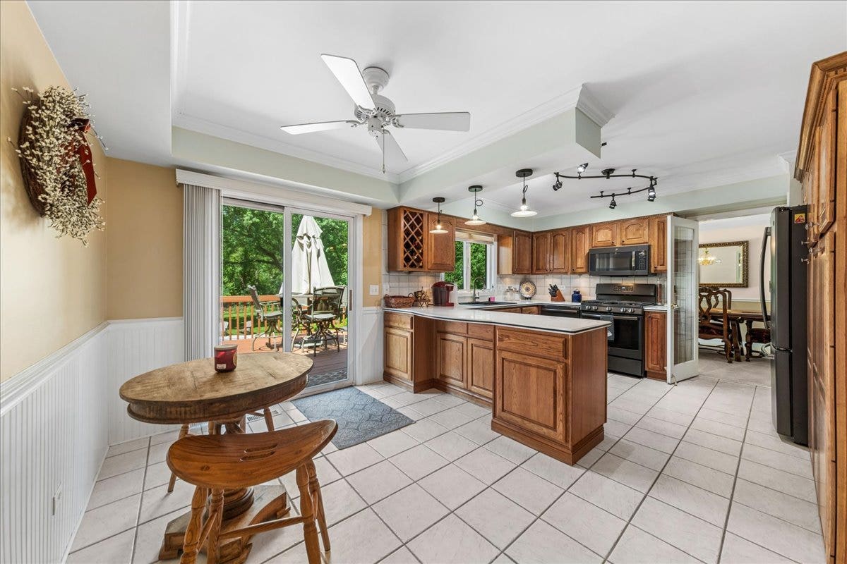 2244 Country Knoll Lane, Elgin, IL 60123 2244 Country Knoll Lane, Elgin, IL 60123