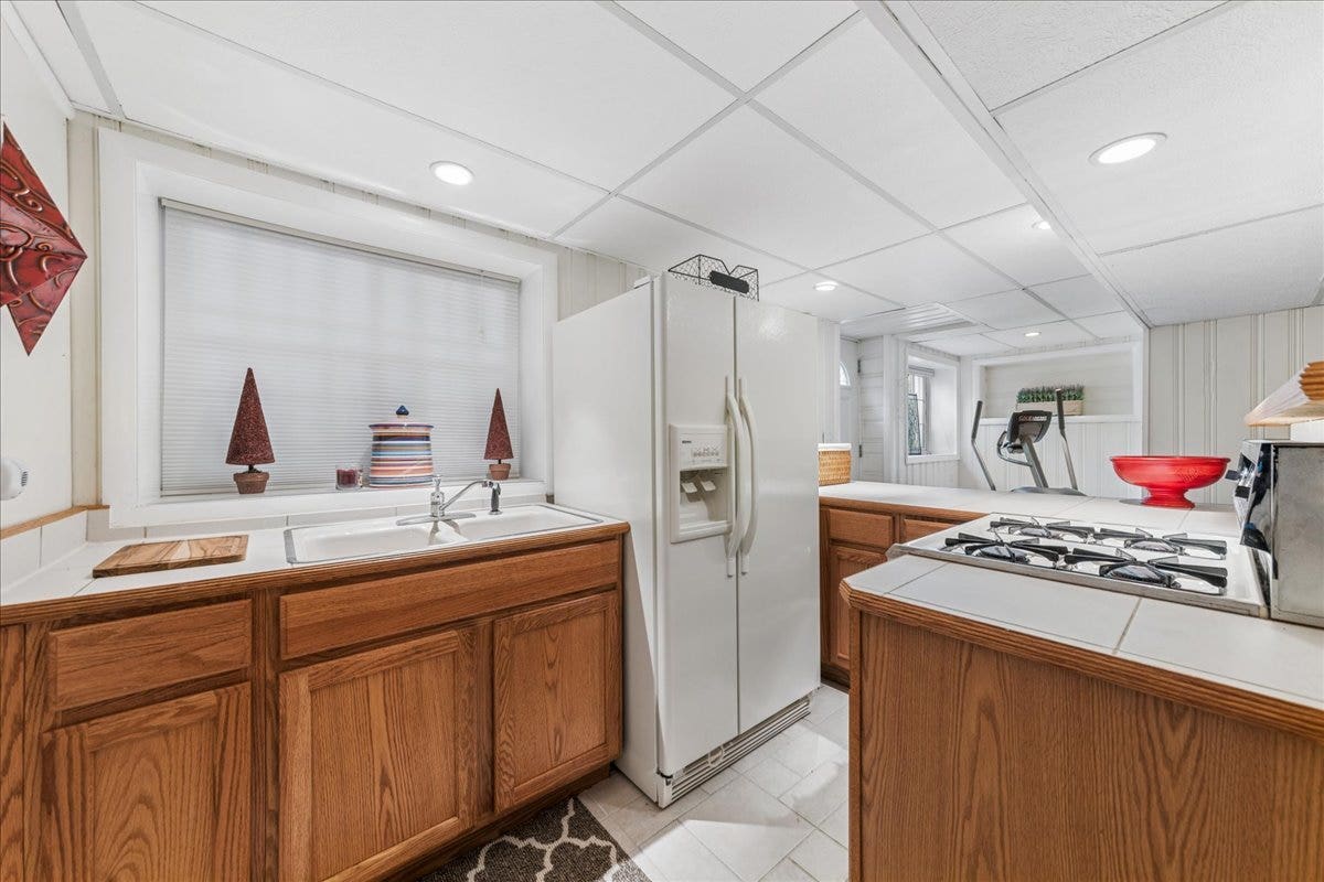 2244 Country Knoll Lane, Elgin, IL 60123 Basement Kitchen
